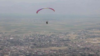 Yüksekovada şehit oğlunun paraşütle uçma hayali gerçek oldu