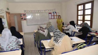 Yunusemre ile okuma yazma öğreniyorlar