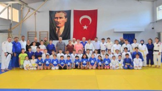Yunusemreden şampiyon judoculara tebrik