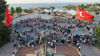 Yüzlerce Türk ve yabancı çocuk hep birlikte ‘atabarı oynadı