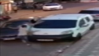 Zeytinburnunda otomobiliyle çarptığı genci iki aracın arasına sıkıştırdı