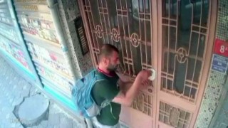 Zeytinburnunda soyduğu evden çıkarken ayakkabıları bile çaldı