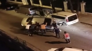 Zeytinburnunda yan yatan otomobilde sıkışan sürücüyü arkadaşları kurtardı
