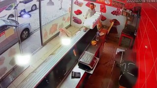 Zeytinburnunda yolda yürüyen kadın kör kurşunun hedefi oldu, o anlar kamerada