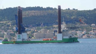 132 metre uzunluğundaki platform Çanakkale Boğazından geçti