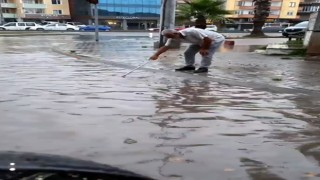 15 dakikalık yağmur Karasuda hayatı felç etti