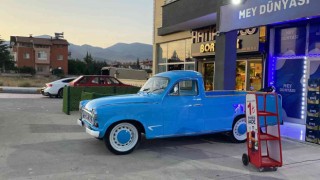 1964 model kamyonet alıcısını bekliyor
