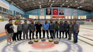 24Erzincanspor Teknik Direktörü Karan, yardımcılarıyla birlikte curling oynadı