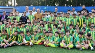 270 öğrencinin katıldığı yaz futbol okulu tamamlandı
