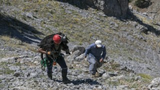 3 gün yamaçta mahsur kalan keçiyi itfaiye ekipleri kurtardı