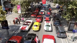 30 Ağustos Zafer Bayramı Kadıköyde klasik otomobil konvoyu ile kutlandı