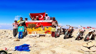 30 Ağustosu 3 bin 24 rakımlı tepedeki Türk bayrağını yenileyerek kutladılar