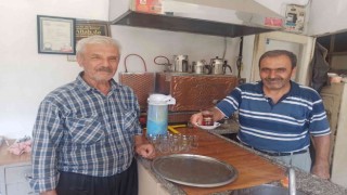 35 yıldır termosla çay satıyorlar