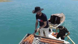45 derece sıcakta, teknede kebap yaptılar