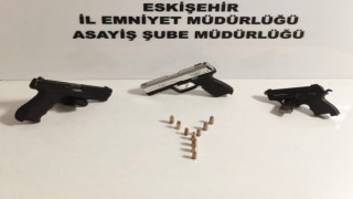 5 şüpheli şahıstan 3 tabanca ve 10 fişek ele geçirildi