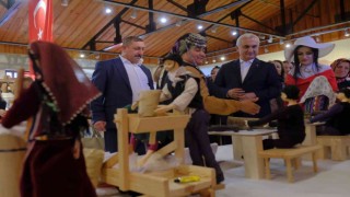 500ün üzerinde eserin yer aldığı sergiye yoğun ilgi