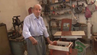 62 yıldır dikiş makinesi tamir ediyor