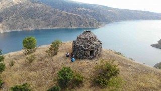800 yıllık kümbet zamana direniyor