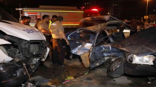 Adanada otomobil ile servis çarpıştı: 4 yaralı