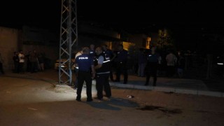 Adanada selam verme bahanesiyle yaklaştı, 2 kişiyi vurdu