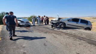 Adıyamanda iki otomobil çarpıştı: 1 ölü, 4 yaralı