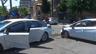 Adıyamanda iki otomobil çarpıştı: 2 yaralı