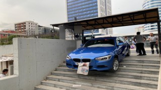 Adliyenin yaya girişinden giren otomobil merdivenlerde asılı kaldı