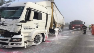 Afyonkarahisar-Antalya karayolu devrilen tır yüzünden 2 saat ulaşıma kapandı