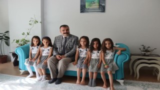 Ağrı Aile ve Sosyal Hizmetler İl Müdürü Bayrak, beşiz kızları ziyaret etti