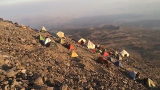 Ağrı Dağından düşen kayalar dağcıları korkuttu