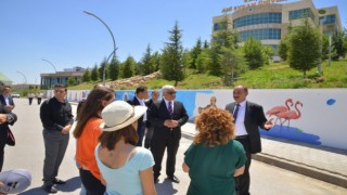 Ahi Evran Üniversitesi öğrencilerini şehrin özdeşleşmiş simgeleri ile karşılıyor