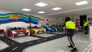 Ailelileri fındık bahçesinde, çocuklar eğitimde