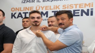 AK Partiye online üye olanlara rozetleri takıldı