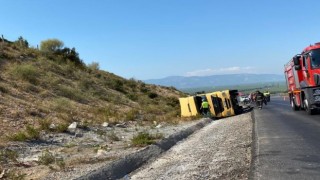Akaryakıt tankeri devrildi, yakıt sızıntısının alev almaması için ekipler yoğun çaba sarf etti,