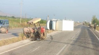 Alaşehirde traktör ile ticari araç çarpıştı: 2 yaralı
