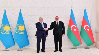 Aliyev, Kazakistan Cumhurbaşkanı Tokayevi resmi törenle karşıladı