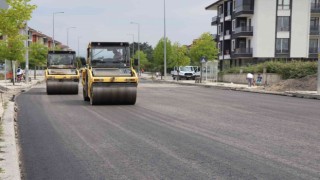 Alt yapısı tamamlanan yollar asfaltlanıyor