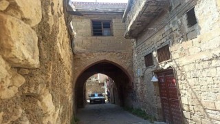 Altından yol geçen 150 yıllık ev