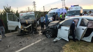 Amasyada tarım işçilerini taşıyan minibüsle otomobil çarpıştı: 20 yaralı