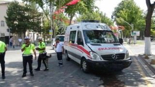 Ambulansla otomobil çarpıştı: 1 yaralı