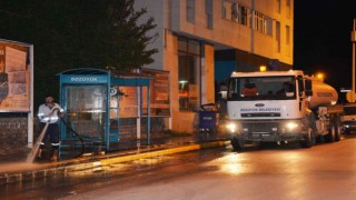 Ana cadde tazyikli suyla yıkanarak temizleniyor