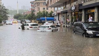 Anadolu Yakasında etkili olan yağış sonrası Maltepede sokaklar göle döndü. Yoğun yağış nedeniyle araçlar ve sürücüler sokakta mahsur kaldı.