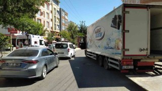 Aniden açılan kapıya çarpan motosiklet sürücüsü yaralandı