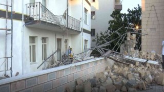 Ankarada fırtınaya dayanamayan minare tadilat halindeki binanın üzerine devrildi