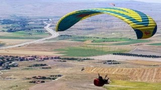Ankarada metrelerce yüksekten düşen paraşütçü hayatını kaybetti
