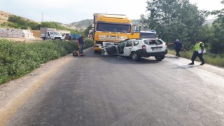 Ankarada otomobil tırla kafa kafaya çarpıştı: 1 yaralı