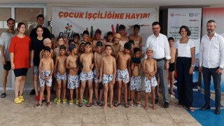 Anne babalar tarlada çocukları yüzme kursunda