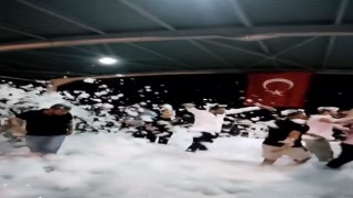 Antalyada asker adayı, köpük partisiyle hem serinledi hem eğlendi