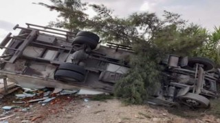 Antalyada kamyon ile tur otobüsü çarpıştı: 1 ölü, 6 yaralı