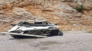 Antalyada otomobil, şarampoldeki kayalara çarptı: 1 yaralı